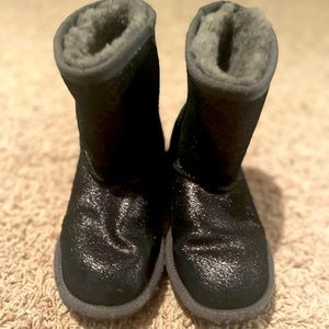 Used size 3 black UGG boots. Still in very good condition.